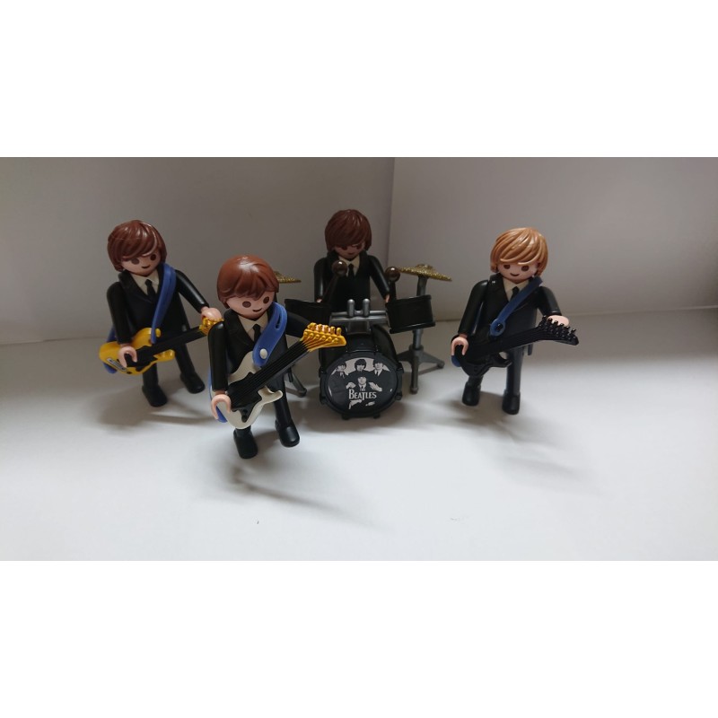 "The Beatles" con 4 muñecos